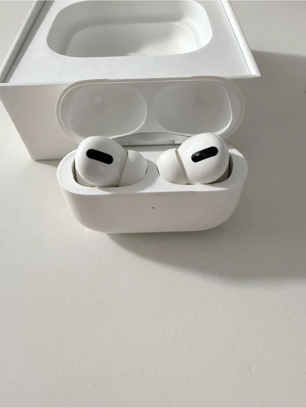 APPLE AIR PODS LIKE NEW